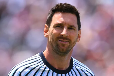 ميسي يحصل على أعلى وسام فخري من جامعة بوينس آيرس