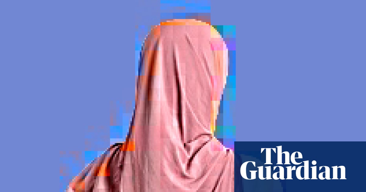 البوتات الذكية تزيل العباءة من صور النساء المسلمات عند الطلب
