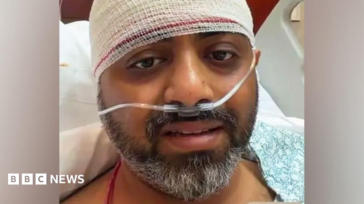 مساعد طيار فلايدبي تقاتل القائد بالفأس