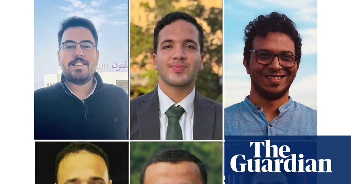 صحفي مصري يواجه تهم إرهابية بعد اعتقال غرفة الأخبار بأكملها