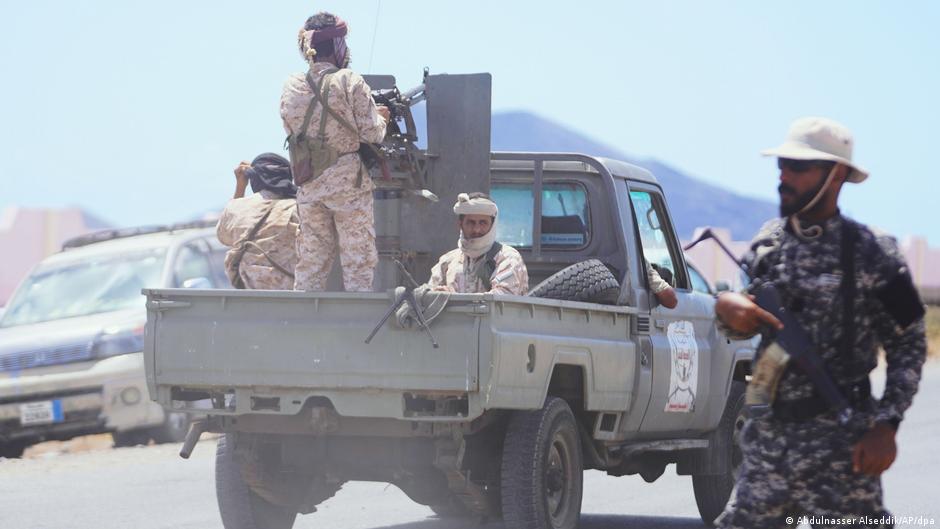 الحوثيون والحكومة يتنازعان السيطرة على باب المندب