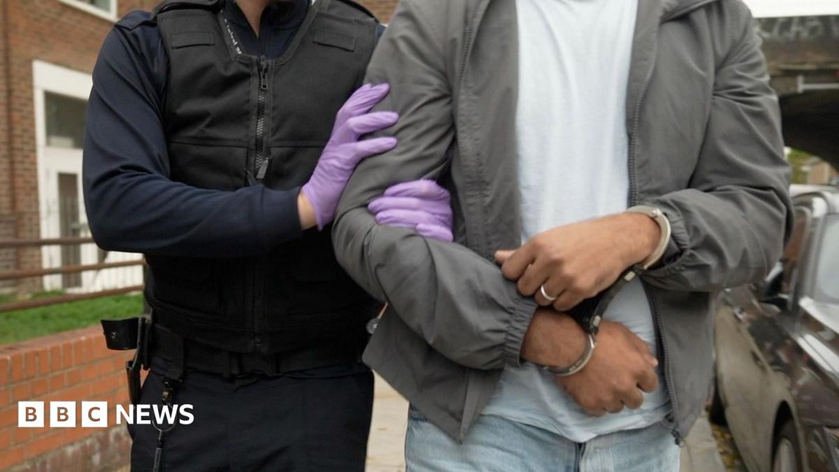 ثلاثة مسؤولون مطلوبون لتحريض المهاجرين على الزعم بالمثلية الجنسية