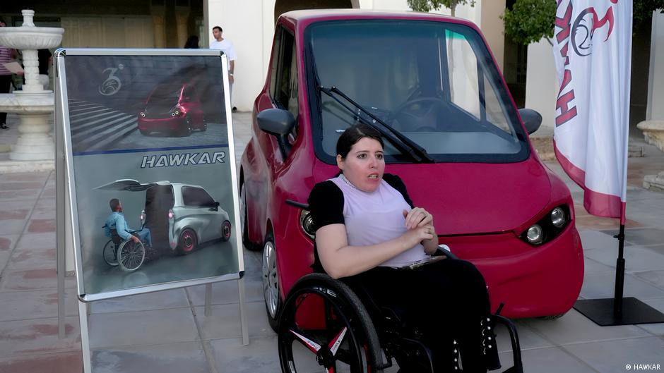 التونسية خديجة تحدّي الإعاقة بأربع عجلات